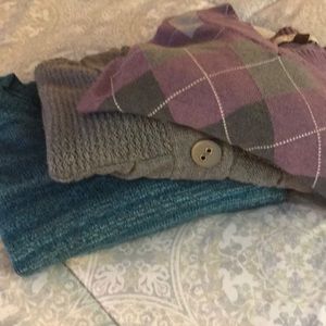 1x mixed set of 3 Sweaters. Well loved.